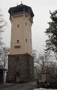 戴安娜瞭望塔在温泉小镇卡罗维发利