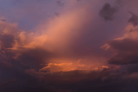用云抽象自然背景..日出或日落时有云彩的美丽天空。