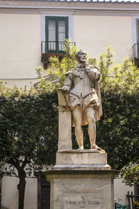 意大利诗人托夸托塔索的雕像，铭文托夸托塔索，他于1564年5月11日出生在这个城市，意大利索伦托