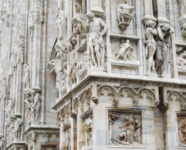 意大利，米兰2018年11月12日米兰大教堂Duomo di Milano美丽的建筑细节浮雕和雕塑