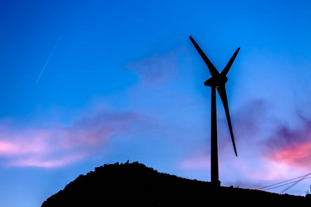 葡萄牙山顶的风力涡轮机戏剧性的日落天空...