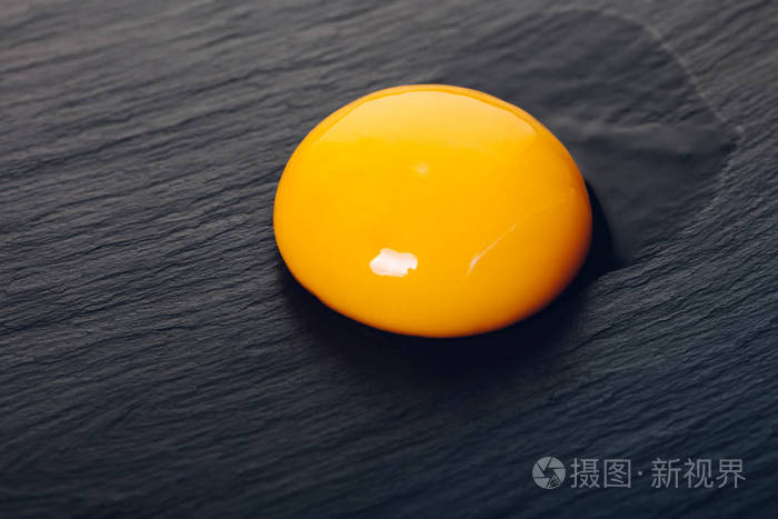 黑石背景下的鸡蛋黄特写
