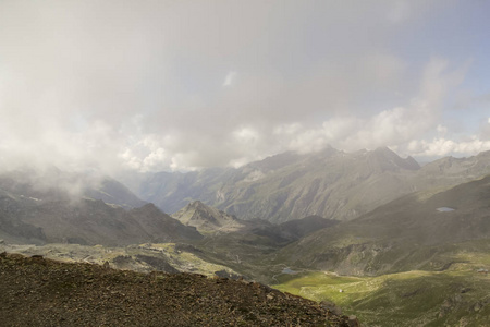 蒙特罗萨山脉和山谷的全景