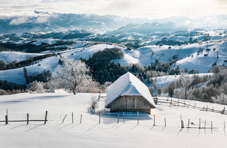 罗马尼亚东部特兰西瓦尼亚的传统农房，积雪覆盖