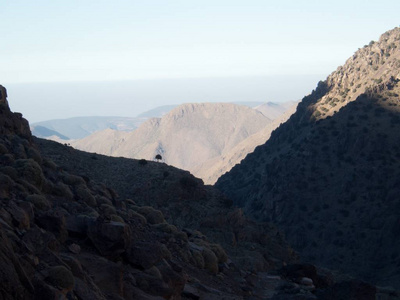 在摩洛哥的高阿特拉斯山脉中，耶贝尔托巴卡尔冬季攀登非洲北部的最高峰