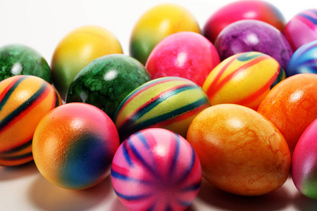 桌子上有一排复活节鸡蛋。 五颜六色的复活节装饰