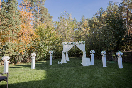 在公园秋天举行婚礼的拱门