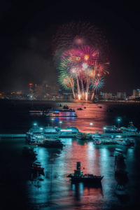 烟花国际五颜六色的芭堤雅海滩城市景观在夜景广告旅游活动假期。 帕塔亚市