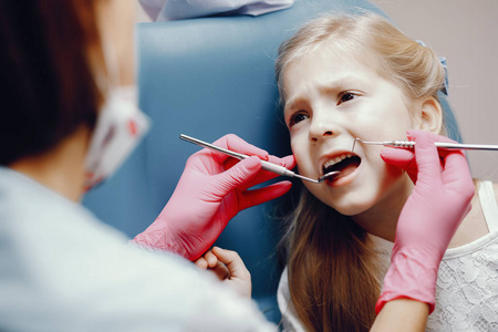 可爱的小女孩坐在牙医办公室