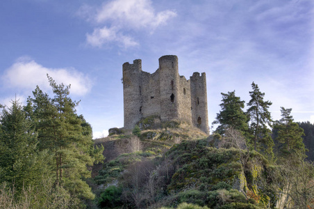 中世纪城堡的废墟，名为chateauAlluze。 法国阿弗涅