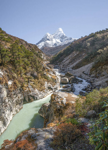 喜马拉雅山的阿马达布拉姆峰。珠穆朗玛峰大本营跋涉..在尼泊尔旅行