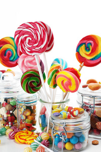 带果冻和糖的糖果。五颜六色的各种儿童糖果和玻璃瓶中的糖果