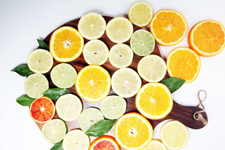 柑橘类水果，白色背景上有橘子柠檬柚子和石灰。