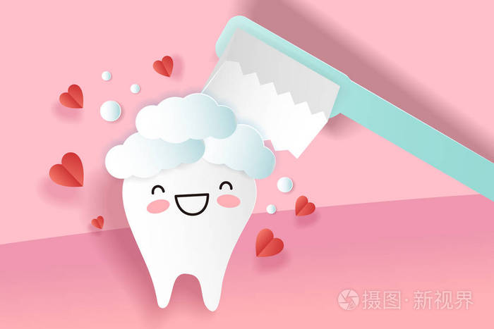 可爱的卡通牙齿快乐地刷牙