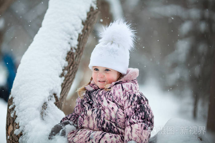冬天公园户外散步的小女孩