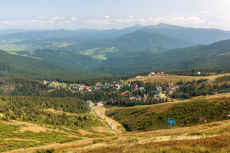 从山上到滑雪胜地的景色。喀尔巴阡山脉，乌克兰。