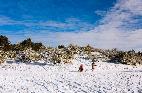 两个姐妹一起在冬山边滑雪图片