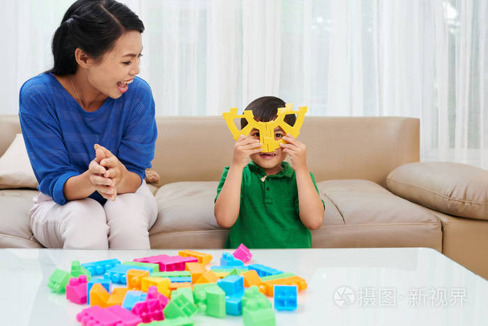 妈妈和孩子一起玩塑料玩具