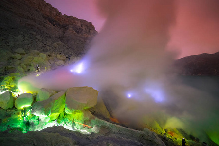 在印度尼西亚东爪哇, 以蓝色火焰和硫磺烟雾景色的 k早起 ijen 口的景观与日出黎明早晨