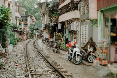 河内火车街。 雨天越南城市铁路。 著名旅游胜地