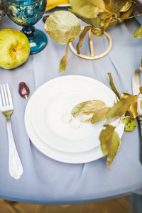 美丽的桌子设置与陶器和鲜花的聚会，婚宴或其他节日活动。 餐饮活动晚餐的玻璃器皿和餐具。 图像