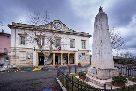 市政厅和方尖碑，献给第二次世界大战中倒下的平民，卡斯特利纳马里蒂玛省比萨托斯卡纳