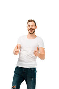 一位英俊快乐的年轻人竖起大拇指，微笑着看着白色的摄像机