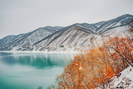 志瓦利大坝风景冬季观格鲁吉亚。 欧洲