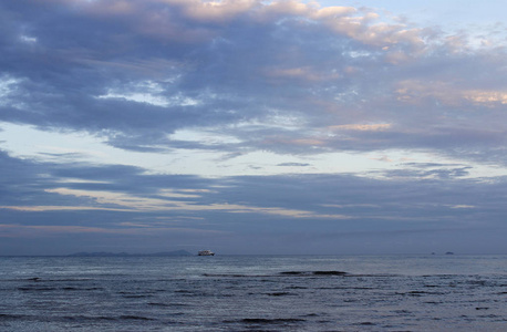 海滨黎明的景色与戏剧性的云景，天曼岛
