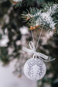 杉树树枝上的银白色圣诞球