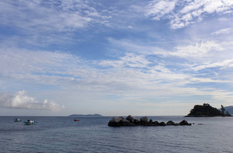 蒂曼岛的景色，带有戏剧性的云景，早上的船和岩石，蒂曼岛