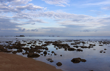 海滨黎明的景色与戏剧性的云景，天曼岛