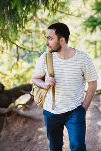 在森林里使用带背包的人在户外徒步旅行