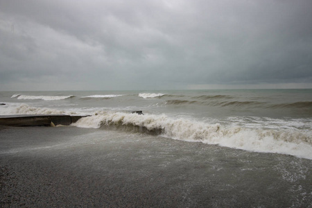 码头附近海面上的波浪阴天