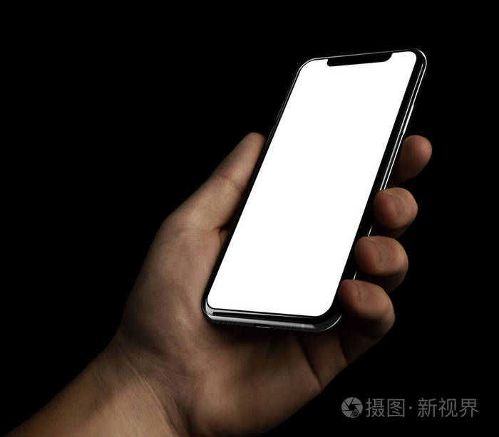 男子手握黑色智能手机与空白屏幕和现代框架较少的设计角度位置隔离在