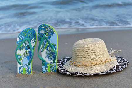 在沙滩上, 鞋子穿着带草帽的拖鞋