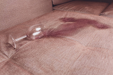 红酒洒在棕色沙发上图片