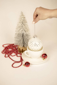 咖啡或茶的圣诞杯。 用花环装饰的白色咖啡杯。