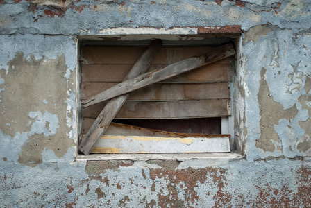 废弃的废墟破碎的窗户生锈未完成