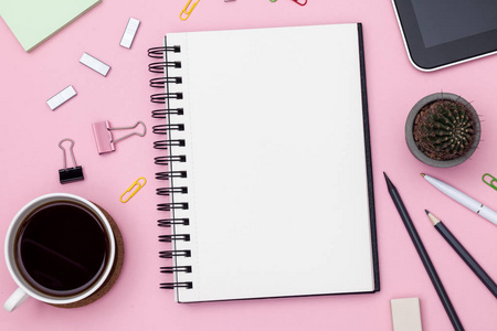 顶部查看工作区模型的粉红色背景与笔记本仙人掌笔笔杯咖啡夹和配件。 模型