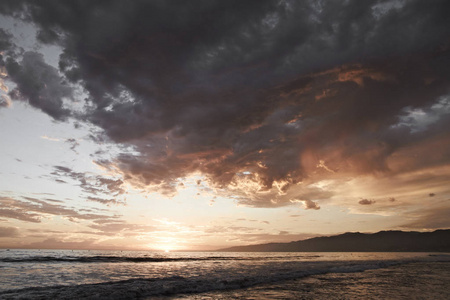 加州威尼斯海滩。 美丽的日落和海滩。 世界上最著名的海滩之一的夏季生活方式