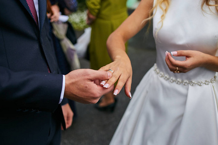 新婚夫妇戴着结婚戒指