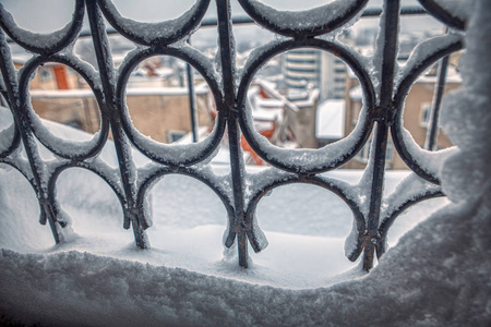 满是雪的窗棂图片