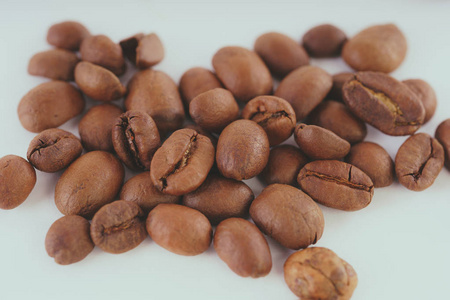 咖啡豆在白色背景下分离出来。 咖啡豆香气饮料成分特写背景