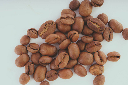 咖啡豆在白色背景下分离出来。 咖啡豆香气饮料成分特写背景