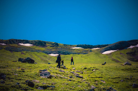 徒步旅行者带着背包和徒步旅行杆在土耳其高地行走