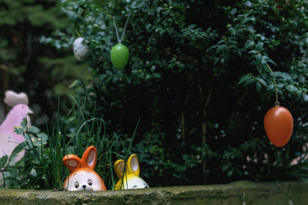 复活节作文。 树枝上的玩具兔子和装饰蛋