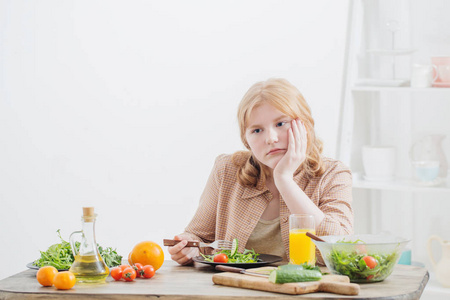 节食的伤心少女吃色拉