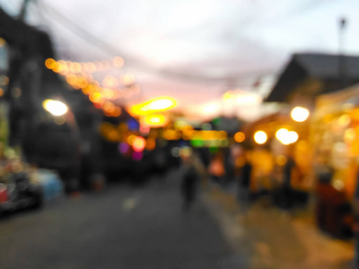 黄昏时分，人们在街市墟散步，背景色彩斑斓