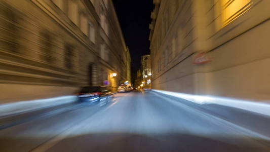 在市中心的夜间街道上以快速的速度行驶，时间推移过高。 高速路上有灯光。 捷克语
